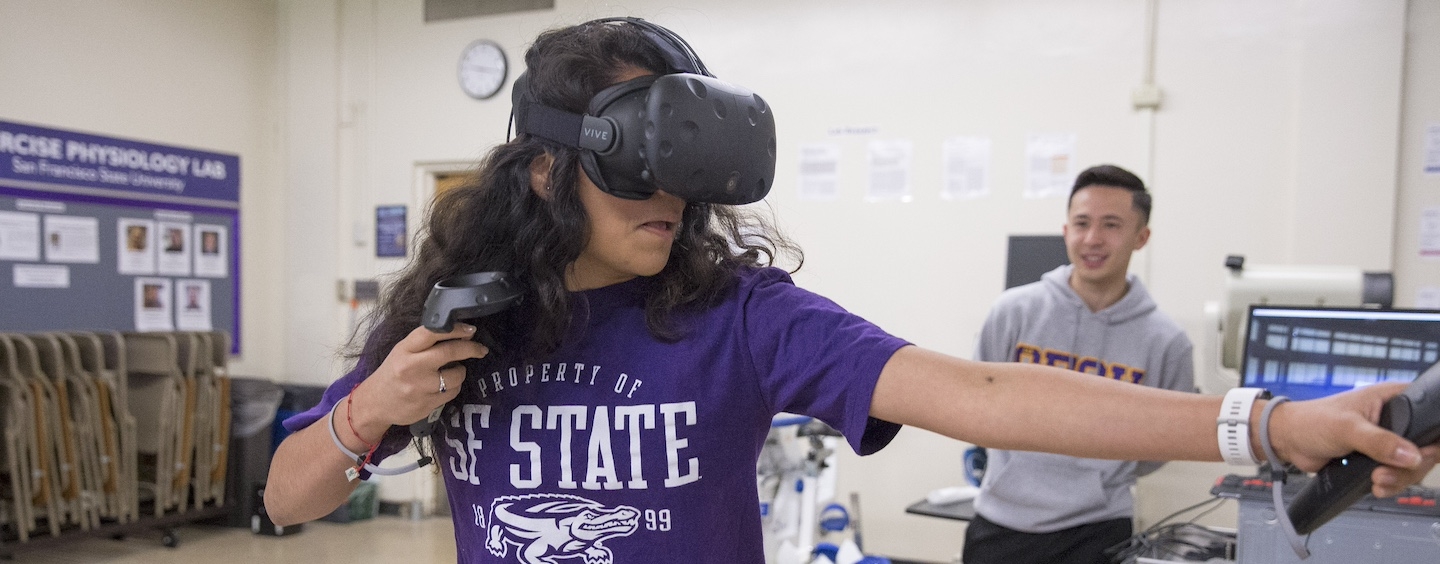 students explore virtual reality